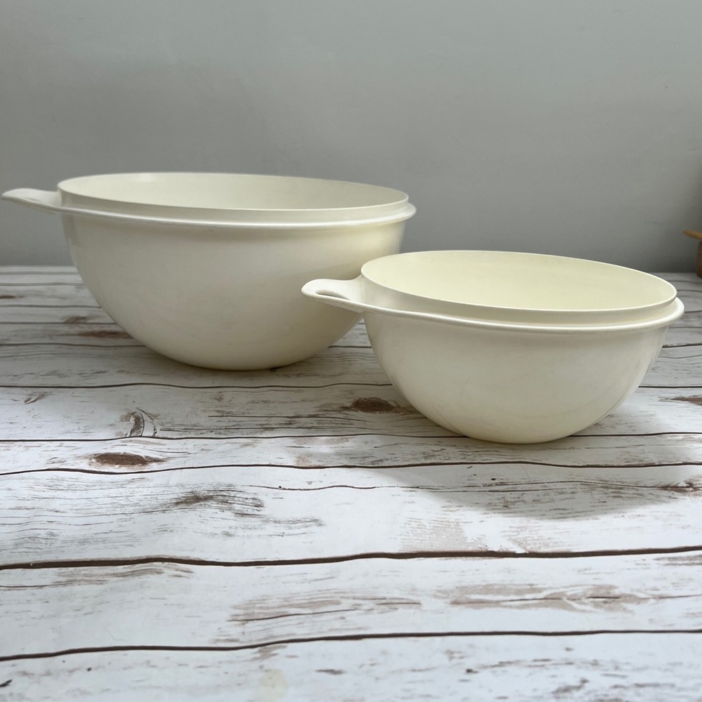 Tupperware Mixing Bowls Cream Off-White Nesting Thumb Hole Set‎ of 2